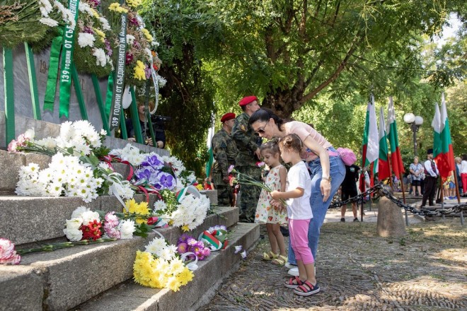 Малки старозагорчета пред паметника