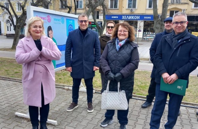 Зам.-кметът на Община Стара Загора Павлина Делчева показва жеста за думата „моля“, с който прикани всички да разгледат изложбата